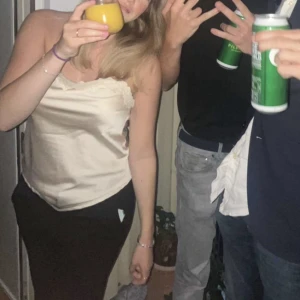 Linne - Säljer mitt guldiga satinlinne från bikbok🥰skriv för fler bilder. Kommer är öppet i ryggen 