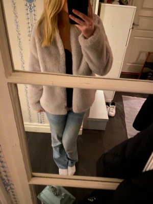 Zara pälsjacka (fejk päls) - Säljer denna super fina pälsjacka från zara kids i storlek 13/14 år-164 cm. Den är använd några fåtal gånger och köpt sedan några år tillbaka. 