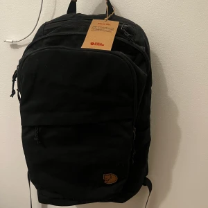 Fjällräven ryggsäck  - Säljer min fjällräven ryggsäck 20L, helt oanvänd så nytt skick! Bra fack för eventuell dator mm. Nypris 1200kr