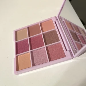 Ögonskugga  - Ögonskuggspallet från steve laurant, aldrig använd eller testad🫶🏼