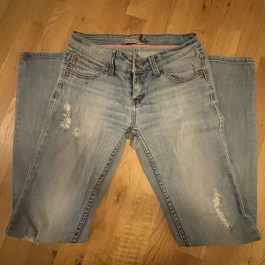 Jeans - Jeans från stradivarius med slitningar. Bra skick förutom en liten fläck (bild 3). Midjemått 35cm, lårmått 18cm, innerbenslängd 75cm. Skriv vid frågor eller funderingar.💕
