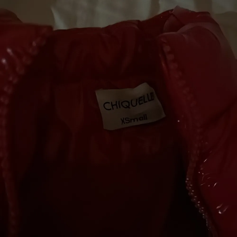 Röd jacka från chiquelle i storlek xs (säljs ej längre). Jackor.