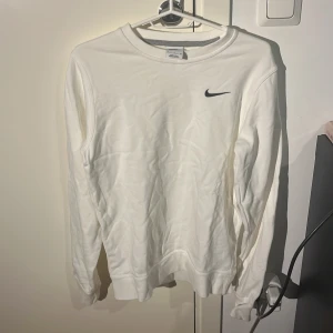 Vit tröja  - Fint skick bara använt en gång