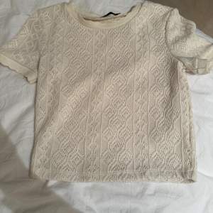 Säljer denna fina stickade zara tröja. I storlek s! Kommer knappt till användning och är som ny!🩷säljer för 200