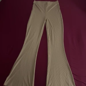 Utsvängda byxor - Beiga utsvängda/bootcut byxor i ribbat material, så sköna och sitter så snyggt på 💕💕 OANVÄNDA! Storlek M men passar också mig med storlek S!