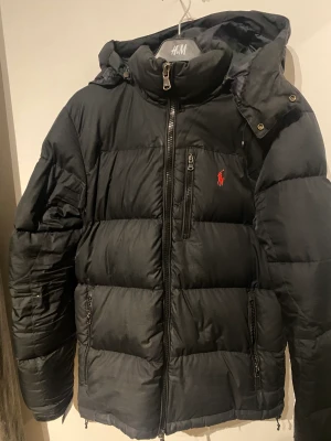 Polo Ralph lauren jacka - Säljer denna jackan som är i sådär skick men går fortfarande o använda och ser bra ut! Där av priset. MINSTA HÖJNING 50kr annars går det till föregående bud!