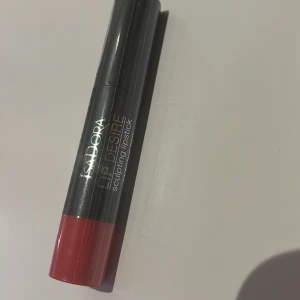 Läppstift rött Isadora  - Helt nytt läppstift med plasten kvar från Isadora i färgen 74 Divine Red. Kan skickas med frimärke för 18kr.