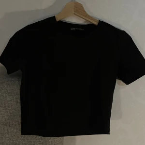 Zara topp - Zara croppad top I storlek xs Knappt använt