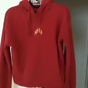Oanvänd hoodie från NA-KD