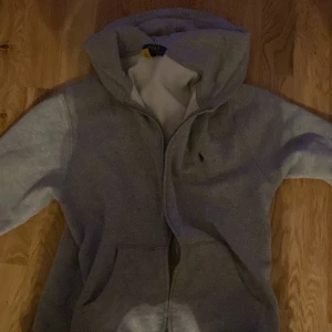 Ralph lauren zip  - Den är oanvänd samt är den i ett bra skick