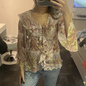 Zara blus  - Zara blus ja köpte här på Plick men inte kommit till användning, första bilden är lånad av hon ja köpte den av innan men skriv vid intresse av fler bilder💓den är super fin och passar xs-m 💓slut såld överallt!