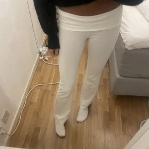 Low waisted yoga pants - Gina Tricot - Säljer dessa vita lågmidjade yoga pantsen från Gina young i storlek 146/152 (skulle säga att de motsvarar XXS). Säljer då de är för små för mig. Nyskick! Helt slutsålda. Frakten kostar 54kr. Snabba och enkla affärer prioriteras! 