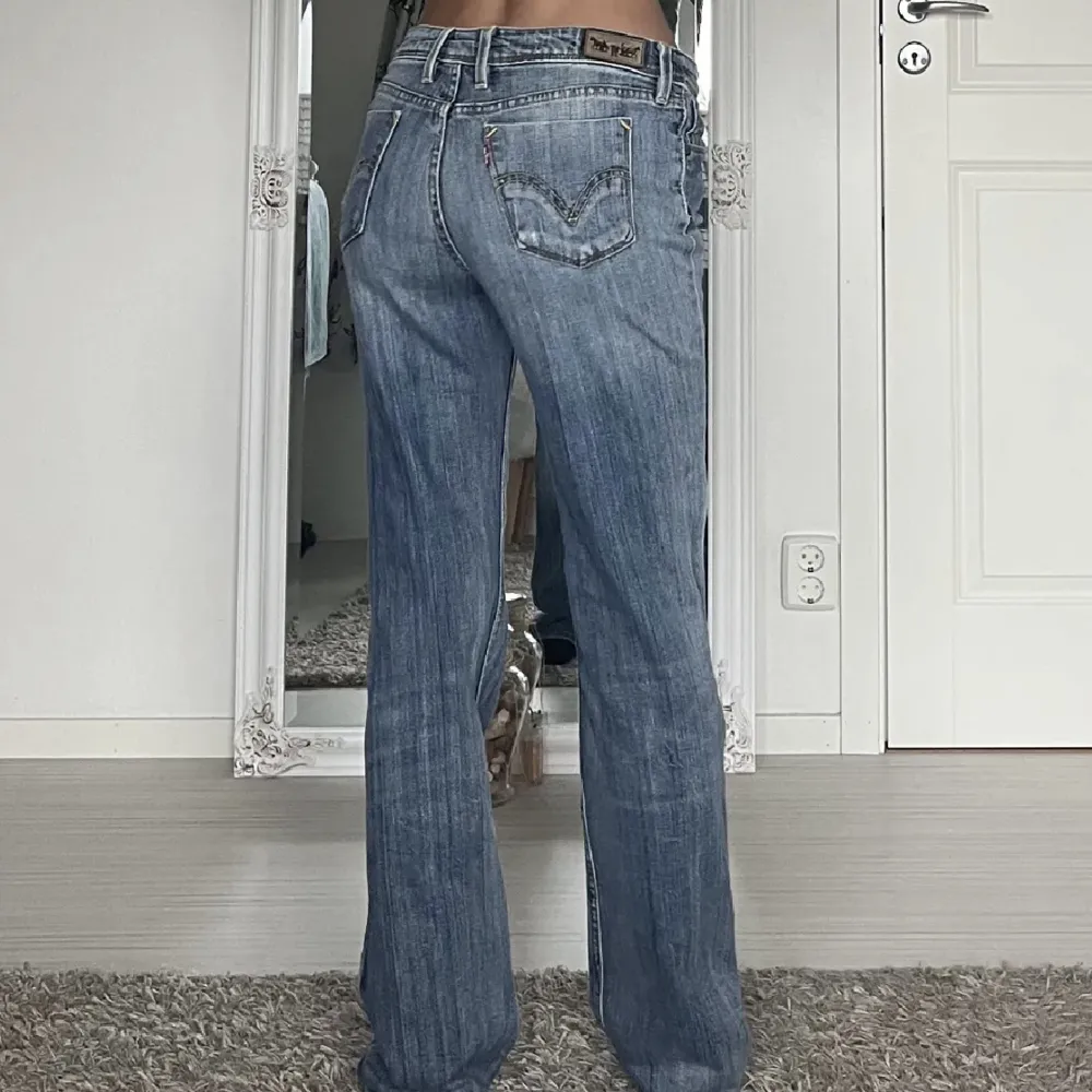 Köpt på Plick men säljer igen för de ej passar💔 midjemått: 38cm innerbenet: 80cm . Jeans & Byxor.