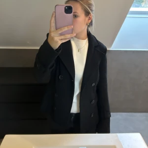 Kappa - Svart kappa från vero Moda storlek s