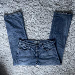 Ett par snygga blåa straight low waist jeans. Från levis, men slitna där av lägre pris. Säljer pga passar ej.