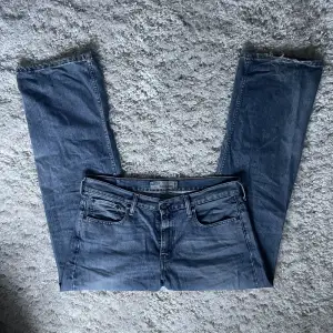 Ett par snygga blåa straight low waist jeans. Från levis, men slitna där av lägre pris. Säljer pga passar ej.