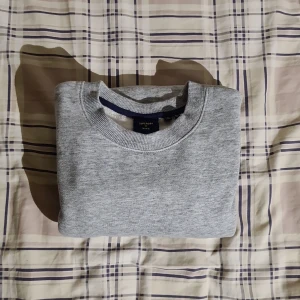 Superdry college tröja Grå - Kanppt använt den här, köpte i England och hade på mig ett par gånger bara... Super fint skick!