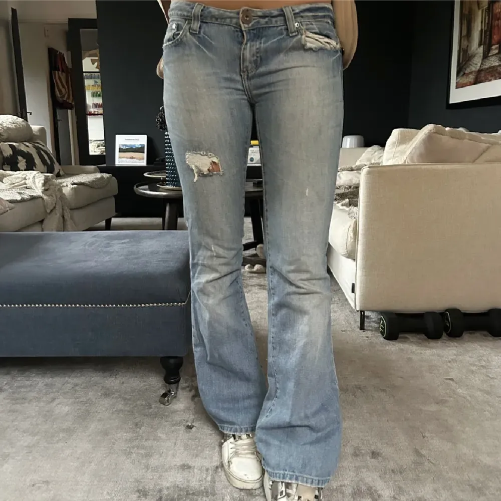 Säljer dessa jeans, köpta här på plick men de passade inte😭😭 midjemått tvärs över 40 cm, innebenslängd 77cm (lånade bilder) . Jeans & Byxor.