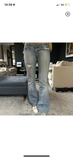 Skit snygga jeans😍😍 - Säljer dessa jeans, köpta här på plick men de passade inte😭😭 midjemått tvärs över 40 cm, innebenslängd 77cm (lånade bilder) 