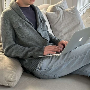 Kofta i ull  - Grå kofta i ull! Knappt använd och bra kvalitet. Storleken är L och modellen är 182cm. Köp på vår instagram adude_uf