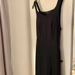 Klänning med slits - Svart klänning med kort slits, från vero moda xs