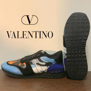 Valentino rockrunners  - Skick: 8/10, använda men mycket kvar att ge. Storlek 41, men passar även 41.5. Nypris på dessa skor ligger på 7500 kr - 10 000kr. Sjukt snygga skor, till ett sjukt billigt pris! Hör av dig om du har några funderingar!
