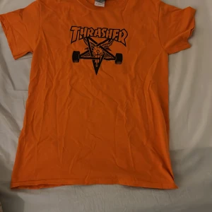 Thrasher goat tee S - Tvärskön thrasher t-shirt i bra skick 