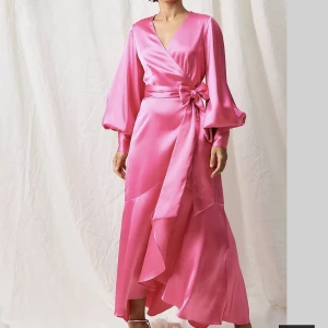 Vacker klänning - Klänning från Ellos. Använd 1 gång. Storlek 36.  Nypris 1500 kr.