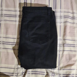 Svarta Jeans för tjejer - Va min syrras gamla som jag nu säljer på min plick. John Baner jeans i mycket fint skick!!!