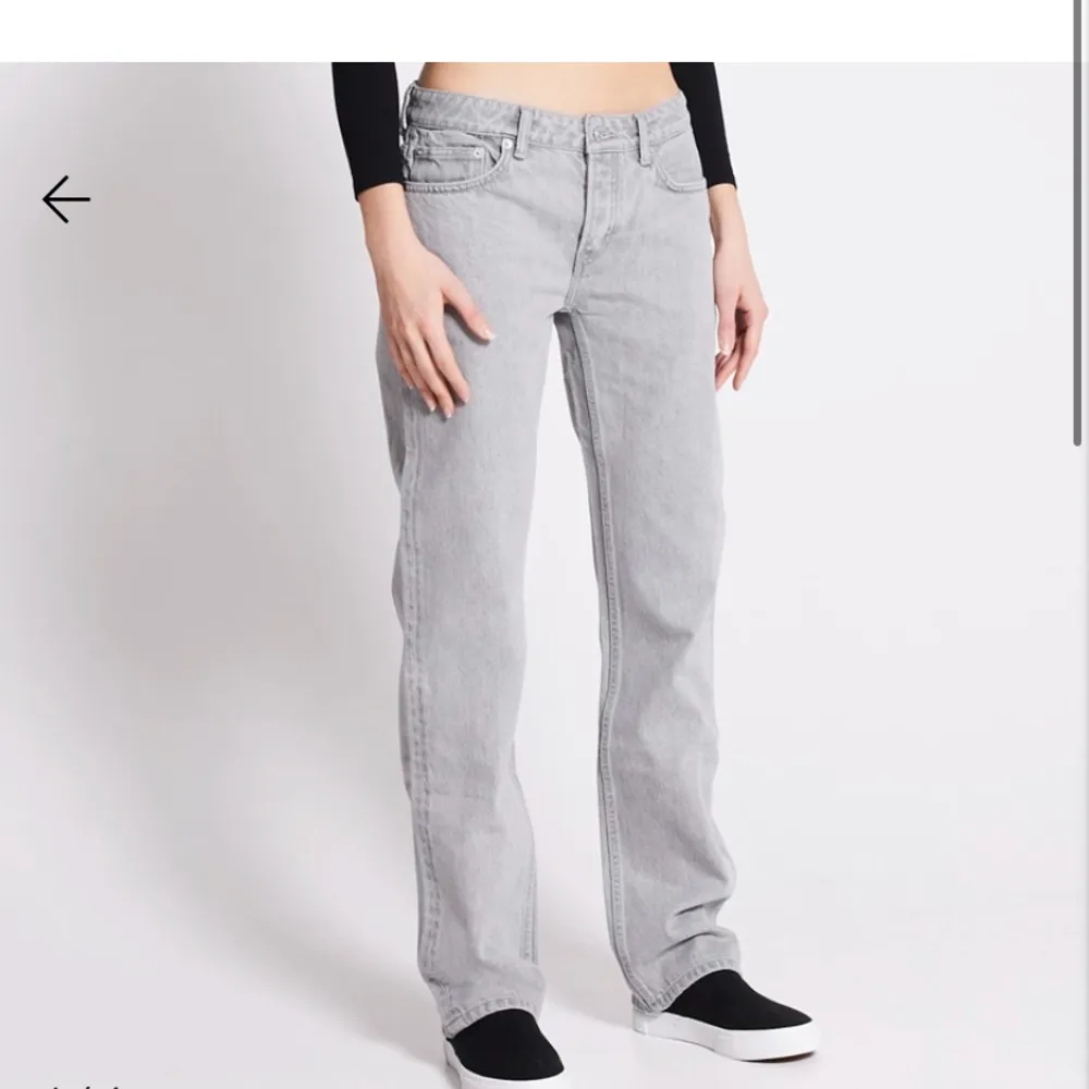 Low waist straight jeans! 3 stycken jeans i storlek xxs! Jättefint skick på alla och nypris är 400kr per jeans! Priset kan diskuteras! Skriv för bilder på jeansen elle på mig! . Jeans & Byxor.