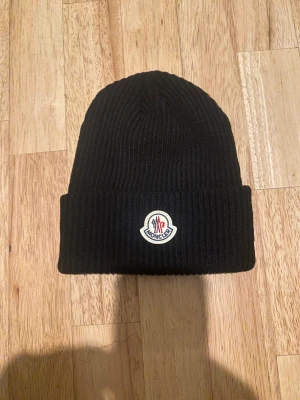 Moncler mössa - En väldigt fin moncler mössa som passat perfekt till detta vädret, använd fåtal gånger och pris kan diskuteras