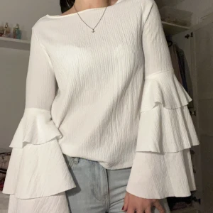 Vit blus  - Så fin vit blus! Köpt på Gina Tricot för några år sedan men har aldrig använts. Jag har storlek S i vanliga fall.