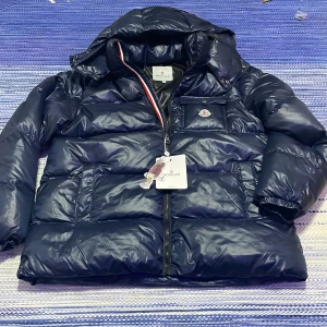 Moncler Maya jacka  - Moncler maya till salu. Oanvänd helt ny. Bra kvalite. Storlek XXL. Utropspriset startar på 3500kr