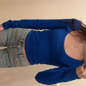 Kungsblå tröja  - Superfin tröja från bershka, som ny då den endast är använd fåtal gånger