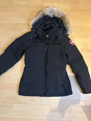 Canada Goose Chelsea Parka (svart) - Säljer denna canada goose då jag inte har användning för den längre. Jackan är i ett superfint skick då den bara använts tre gånger. Köptes på Johnells för 17 879 kr.