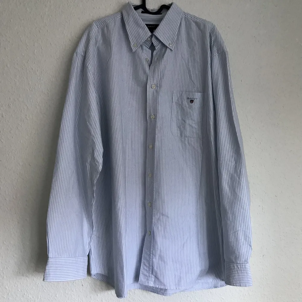 Gant skjorta i 100% bomull, tjockt och fint tyg och sparsamt använd. Går att använda som oversize som skjortklänning tex :) Storlek: XL Pris: 300kr. Skjortor.