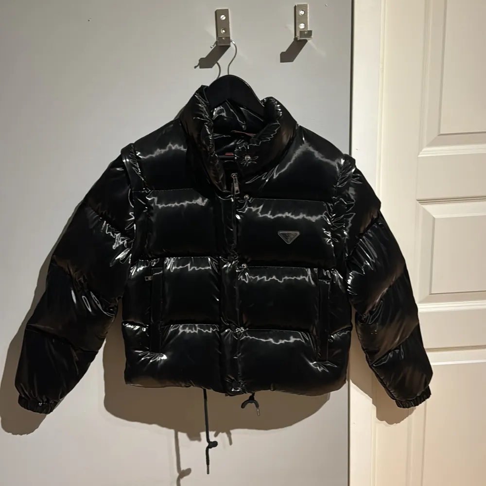 Velvet puffer jacket, Helt ny aldrig använd inte äkta, dock går det inte hitta bättre kvalitet om du inte vill lägga Ca. 25000kr på en äkta köptes för 5000kr pris går diskuteras . Takit.