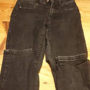 Ett par svarta skinny jeans från BIKBOK.