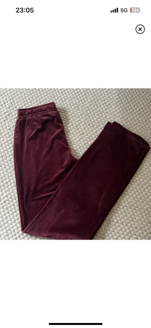Mjukisbyxor - Ett par vinröda mjukisbyxor från Gina tricot som är mycket sparsamt använda, nypris 299:- 