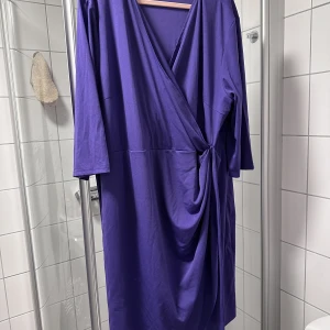 Lila klänning - Lila klänning  Polyester   Använt bara ett par gånger   Storlek 50-52