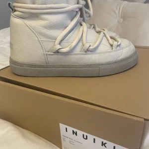 Inuikki - Skit snygga inuikiis inför vintern💕 dem kostar egentligen 3699kr men eftersom de är använda från förra vintern och har små defekter så säljs dem billigare💕 Skriv om det dyker upp eventuella frågor 💕❄️🌨️