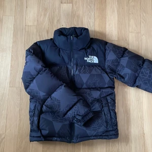 North Face jacka - Storlek xs, dam. Använd en säsong. Defekt längst ned på höger sida bak. Annars mycket bra skick. Priset kan diskuteras.