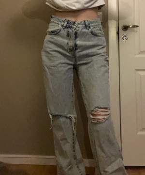 Regular wide 511 jeans från BikBok i storlek W28-L32! Kan vara lite långa för dig som är kortare. Använt ett fåtal gånger.