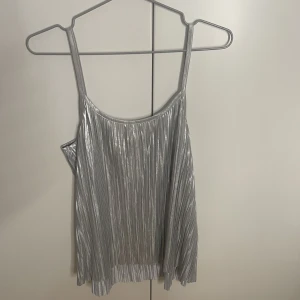 Silvrigt linne - Silvrigt linne från H&M, storlek S - Satt inte som tänkt - Köparen står för frakten - Inga returer - Betalning via köp direkt 