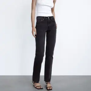 Säljer dessa jeans från Zara, de är i storlek 38 och knappt använda! Jag fraktar endast hör av er om ni har frågor❤️