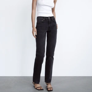 Straight mid waist jean - Säljer dessa jeans från Zara, de är i storlek 38 och knappt använda! Jag fraktar endast hör av er om ni har frågor❤️