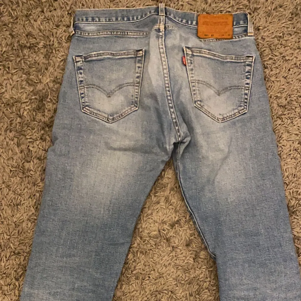 Ljusa Levis jeans. (Jeansen är upplagda så storleken är ungefär 30/32).skicka 9/10. Kunden lägger bud!. Jeans & Byxor.