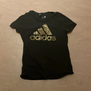 Adidas kortärmad tröja - Man kan ha den till idrott eller bara som vanligt 