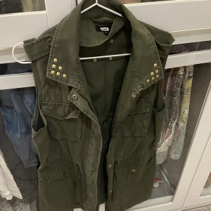 Grön väst  - Med guld detaljer💛