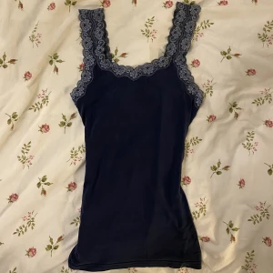 Blått spets linne - Ett blått fint spets linne. Kan användas som både Pyjamaslinne och vanligt plagg. På första bilden ser den lite mörk ut men det är mestadels pågrund av att mitt rum har jätte roligt lyse. Skriv vid fler frågor 💕